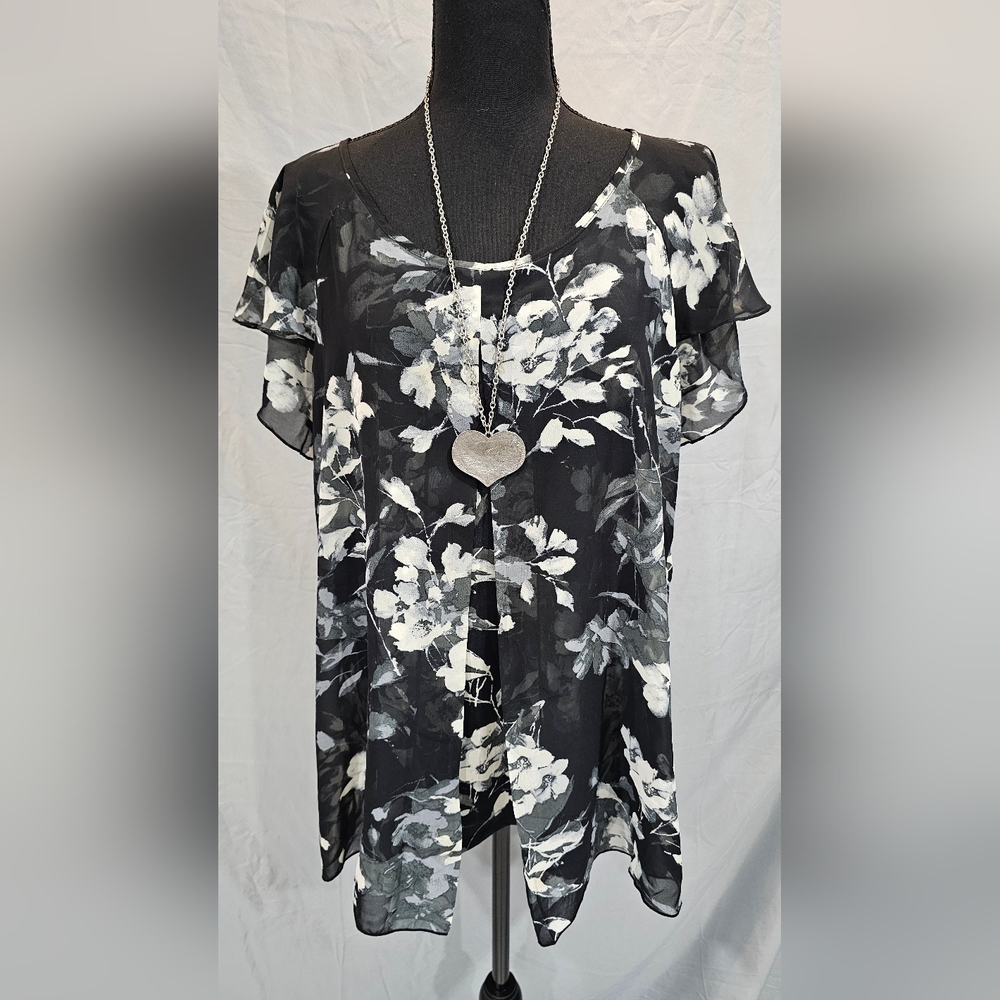 Beautiful black and white flower blouse